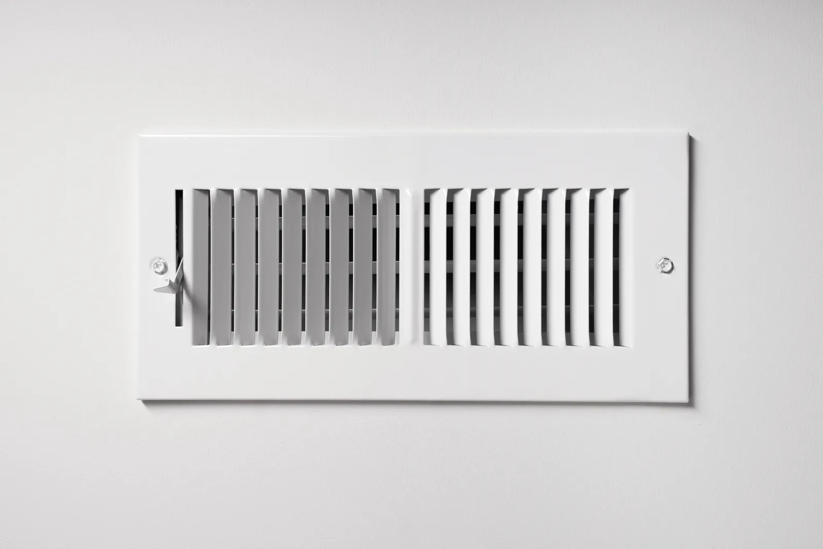 A wall ventilation grille fitted to control damp air